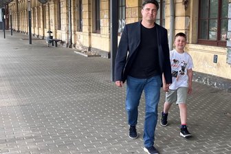 Reichenbach: Käufer setzt auf einmaliges Flair des Bahnhofsgebäudes von 1877 - Volker Schlecker läuft mit seinem jüngsten Sohn Maxim am Bahnhofsgebäude in Reichenbach entlang. Mit dem 1877 eingeweihten Empfangsgebäude hat er mit seiner Familie große Pläne.