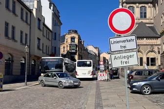 Reichenbach: Kommt ein versenkbarer Poller in die Einkaufsmeile? - Die untere Zwickauer Straße am Dienstagmittag. Beim Rendezvous der Busse geht nichts mehr.