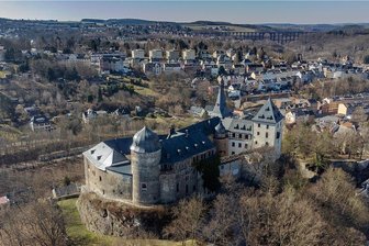 Reichenbach: Konzept für die beiden Museen gefordert - Das Museum Burg Mylau ist das vom Bestand her zweitgrößte Museum im Vogtlandkreis. Seit August 2010 befindet es sich in Trägerschaft des Vereins Futurum Vogtland. In Hintergrund die Göltzschtalbrücke.