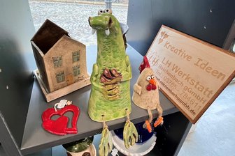 Reichenbach: Kreativmarkt lockt ins ehemalige Kinderkaufhaus - Kantenhocker, Häuschen und vieles mehr bietet die Kreativ-Abteilung der Lebenshilfe an.