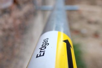 Eine Gasleitung auf der Baustelle eines Hauses. 