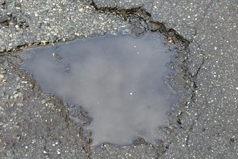 Reichenbach lässt Schlaglöcher reparieren - Bevor Löcher wie dieses repariert werden können, muss es längere Zeit frostfrei sein.