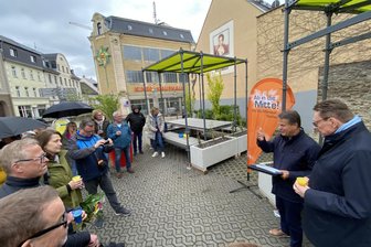 Reichenbach legt grüne Erholungsinseln an: „Damit ist die Stadt Vorreiter in Sachsen“ - Wo einst Kioske standen, florieren nun andere Einrichtungen – das Kölbelsche Eck blüht auf.