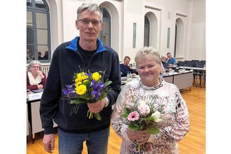 Reichenbach: Leidenschaft fürs Häkeln und für Oldtimer wird belohnt - Olaf Roth und Iris Jentsch bei der Ehrung in der Stadtratssitzung.