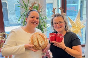 Reichenbach, Lengenfeld, Heinsdorfergrund, Brockau: Hier kommt die volle Ladung Advent - Julia Morgner (links) mit dem "Rotschauer Mondschieberbrot", für das es auch Knollen von Kartoffelpapst Ulrich Gündel braucht, und Ina Meyer, Chefin des auf 97 Mitglieder angewachsenen Rotschauer Heimatvereins, mit den neuen Adventszaubertassen.