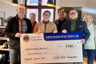 Reichenbach: Lions spenden 20.000 Euro, wo Hilfe Not tut - Übergabe des Adventskalender-Erlöses. Links Markus Schramm, daneben Cornelia Schaller.