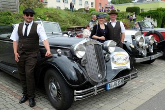 Reichenbach: Luxuskarossen geben sich ein Stelldichein - Stilecht gekleidet beim Stopp der Jubiläumstour des Hoch-Clubs in Reichenbach: Marcel Ott (links) vom Familienbetrieb Technische Restaurationen Werner Zinke aus Zwönitz mit einem Horch 853 Cabriolet, Baujahr 1936. Rechts daneben: Sandra und Marko Haferkorn.