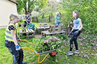 Reichenbach macht sich schick fürs Dorffest - Beim Frühjahrsputz in Reichenbach waren auch Annika, Erik Fischer, Kinderklub-Patin Bärbel Vogel, Moritz und Josefine (v.l.) dabei.