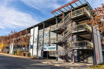 Reichenbach macht Tempo bei Solarstrom - Das städtische Parkhaus am Park des Friedens in Reichenbach bekommt eine Photovoltaik-Anlage aufs Dach - und eine Unisextoilette.