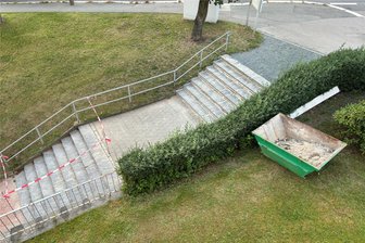 Reichenbach: Marode Treppe an der Parkstraße wird repariert - Die Treppe wird bereits im Auftrag der Wohnungsbaugenossenschaft Reichenbach repariert.