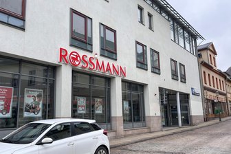 Reichenbach: Maskierter versucht, in Drogerie-Markt einzubrechen - Die Rossmann-Filiale am Markt war Ziel eines Einbruch-Versuches.