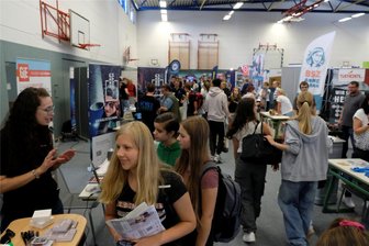 Reichenbach: Mehr als 100 Aussteller beim 20. Berufsorientierungsmarkt - Beim Berufsorientierungsmarkt in Reichenbach herrscht, wie hier im Vorjahr, stets großer Andrang.