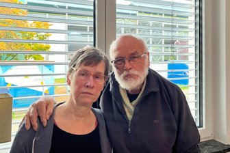 Reichenbach: Mieter sehen sich durch Lärm und Staub bei Parkhaus-Sanierung vertrieben - Marianne und Willfried Helbig in ihrer Erdgeschosswohnung in der Marienstraße 12. Das Parkhaus steht gleich gegenüber.
