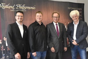Reichenbach: Mister Vogtland-Philharmonie geht in Rente - Ein Quartett der Vogtland-Philharmonie informierte am Mittwoch über die Zukunft des Klangkörpers. Von links: Pressesprecher Matthias Pohle, Konzertdramaturg Michael Pauser, Intendant Stefan Fraas und Orchesterdirektor Ulrich Wenzel.