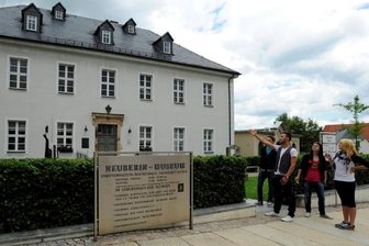 Reichenbach: Neuberin-Museum bleibt am Festwochenende geschlossen - Hinter dieser Hecke vorm Neuberin-Museum soll am Festwochenende die Jugend-Bühne stehen. Acht mal sechs Meter ist sie groß. Zu groß für den Johannisplatz, sagt die Stadt. Dafür blockiert die Bühne nunmehr den Eingang des Museums, das deshalb geschlossen bleibt.