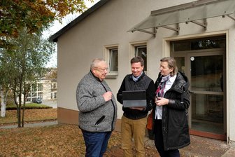 Reichenbach: Neue Hoffnung keimt am Klinikstandort - Im einstigen Haus 7 des Krankenhauses Reichenbach, der Haustechnik, richten Ingrid Käppel (rechts) und ihr Lebenspartner Harald Breuer (links) ab Januar 2024 eine Lymphologische Schwerpunktpraxis mit Physiotherapie ein. Klinikkäufer Kilian Lange (Mitte) freut sich über die neuen Mieter.