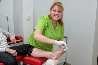 Reichenbach: Neue Podologie in der Weinholdstraße - Eileen Käppel bei der Arbeit am Patienten. Anfang Februar hat sie ihre eigene Podologiepraxis eröffnet.
