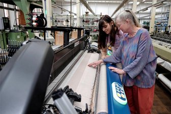 Reichenbach: Neue Webmaschine rollt kurz vorm Umzug an - Im Technikum in Reichenbach erläutert Professorin Kirstin Hoffmann (vorn) Lilly Pretzel, die im 4. Semester Ingenieurpädagogik, Vertiefungsrichtung Textil, studiert, die Funktionsweise der nagelneuen Schaftwebmaschine.