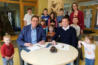 Reichenbach: Neuer Mietvertrag für Kita „Pfiffiküsse“ unterzeichnet - Oberbürgermeister Henry Ruß (links) und Klinikkäufer Kilian Lange unterzeichnen den neuen Mietvertrag für die Kita „Pfiffiküsse“.