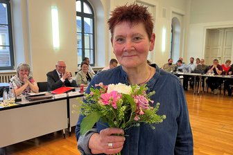 Reichenbach: OB überreicht Blumenstrauß an Sabine Fischer vom Gärtnerhaus Mylau - Sabine Fischer vom Gärtnerhaus Mylau ist öffentlich geehrt worden.
