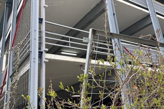 Reichenbach: Parkhaus-Sanierung wird Ende April fortgesetzt - Am Parkhaus werden derzeit Außengitter entfernt.