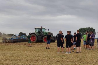 Reichenbach: Praktischer Unterricht auf dem Stoppelfeld - Angehende Landwirte vom Reichenbacher BSZ erlebten praktischen Unterricht zum Thema Stoppelsturz.