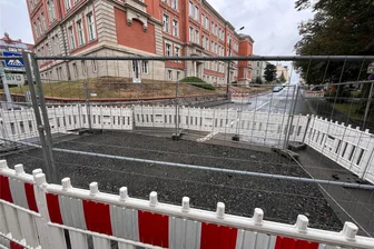 Reichenbach: Riesenloch vorübergehend verfüllt - Das Riesenloch mitten auf der Kreuzung ist vorübergehend verfüllt worden.