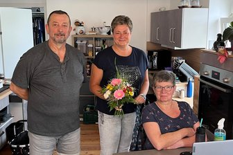 Reichenbach: Rollstuhlgerechte Wohnung im Schenkerhaus beendet lange Suche - Mit einem Blumenstrauß gratulierte Heike Kästner von der Volkssolidarität Vogtland (Mitte) Heike und Andreas Vollstädt zum Einzug im Schenkerhaus.