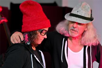 Reichenbach: Rotkäppchen oder warum Angst so wichtig ist - Der Jäger (Tilo Nöbel) erklärt dem Rotkäppchen (Sunny Edhofer), warum die Angst so wichtig ist. Sonst würde ja einfach jeder tun, was er will.