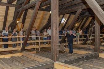 Reichenbach: Sanierung der Trinitatiskirche erweist sich als Kraftakt - Bei einer Besichtigung des Dachraumes erläuterte Christian Hofmann, Freier Architekt aus Reichenbach, den Besuchern, welche Anstrengungen nötig waren, um das Dachtragwerk und Kirchenschiffdach der Trinitatiskirche zu sanieren.