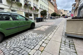 Reichenbach: Schacht am Alten Posteck droht einzubrechen - Eine Stahlplatte überspannt den abgesenkten Schacht am Alten Posteck.