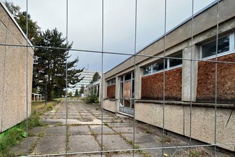 Reichenbach: Schandfleck im Plattenbaugebiet soll grüner Oase weichen - Hinter Absperrgittern fristen die maroden Plattenbauten des einstigen Versorgungszentrums im Wohngebiet West ein tristes Dasein. Stimmt der Stadtrat der Förderung des Abbruchs zu, entsteht hier eine grüne Oase.