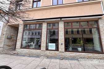 Reichenbach: Schaufensteraktion will das Stadtbild beleben - Leerstand in der Zwickauer Straße 25: Das sanierte Wohn- und Geschäftshaus bietet eine großzügige Ladenfläche auf zwei Etagen.
