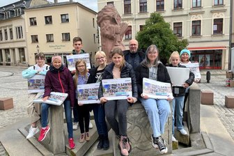 Reichenbach: Schüler sind auf neuen Kalender stolz wie Bolle - Die Mitglieder der Foto-AG des Goethe-Gymnasiums freuen sich, dass ihre Fotos den Familienkalender 2024 der Stadtwerke Reichenbach zieren.