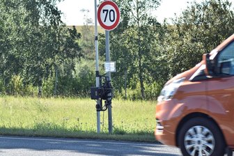 Reichenbach: Sind das neue Blitzer? - Sind das neue Blitzer auf der B 94 im Kalten Feld? Nein, hier findet eine Verkehrszählung statt. Doch warum?