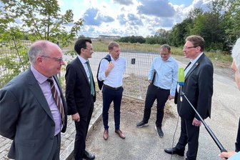 Reichenbach: Spatenstich für Forschungshalle im Herbst 2025 - Thorsten Urbaneck, Rektor Gerd Strohmeier (beide TU Chemnitz), Ministerpräsident Michael Kretschmer, Wirtschaftsförderer Tobias Keller und OB Henry Ruß (beide Stadt Reichenbach/von links) beim Ortstermin.