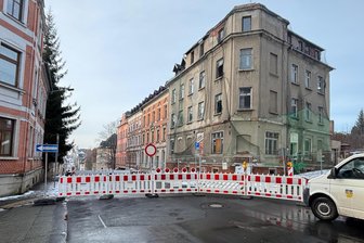Reichenbach sperrt Straßen: Eckhaus akut einsturzgefährdet - Blick runter zur Berufsschule, das Haus rechts ist einsturzgefährdet.