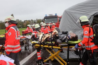 Reichenbach: Stadtverwaltung lässt sich zu Krisenfällen fit machen - Katastrophenschutzübungen wie diese mit einem simulierten Massenanfall an Verletzten sollen dafür sorgen, für den Ernstfall fit zu sein.