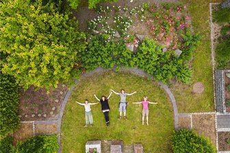 Reichenbach startet Experiment: Frische Kräuter für den Eigenbedarf gegen ein bisschen Unkrautjäten - Ein Garten für alle Sinne ist im Fabrikgarten Schreiterer dank Mitarbeitern der Kräutergärtnerei Sagan entstanden. 