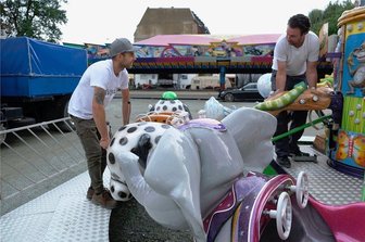 Reichenbach startet Familienfest für 999 Personen - Zum 8. Ballonglühen und Familienfest lädt der Zwickauer Schausteller Verband vom 27. bis 29. August in den Park der Generationen in Reichenbach ein. Im Bild Philipp Steffen und Heinz Lang beim Aufbau des Kinderkarussells. Neben Twister und Walzerfahrt sind ein nagelneuer Autoscooter mit Drifting Cars, ein 6D-Kino mit Wackel-Sitzen, Wasser und Nebel sowie eine Drachen-Familienachterbahn dabei. Für Imbiss und Getränke wird gesorgt. Geöffnet ist Freitag und Samstag ab 14 Uhr, Sonntag ab 13 Uhr. Ein Feuerwerk mit Musik ist für Freitag, 22 Uhr geplant, das Ballonglühen für Samstag, 21.30 Uhr. Sofern es beim vorhergesagten Regenwetter nicht wie aus Kübeln schüttet. Der Einlass erfolgt über das Tor an der Reichsstraße und ist auf 999 Personen begrenzt, weil es dann ohne Kontakterfassung und ohne Testpflicht geht. Der Eintritt ist frei.gb 
