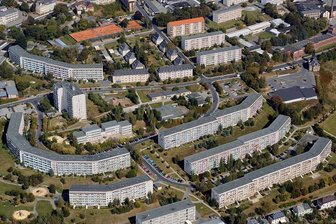 Reichenbach stellt Pläne zum Energie sparen vor: Biogas sichert Warmwasser im Plattenbau - Das Reichenbacher Plattenbau-Wohngebiet West: Im Notfall kann zumindest die Warmwassererzeugung über die Biogasanlage der Agrargenossenschaft Reichenbach gewährleistet werden. 