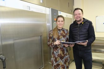 Reichenbach: Sterilgut-Firma startet im ehemaligen Krankenhaus - Kathleen Paasch und Robert Scholz in der einstigen Sterilisationsabteilung des Reichenbacher Krankenhauses. Sie geht ab 1. Januar 2025 als Steri Sachsen GmbH an den Start.