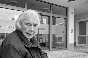 Reichenbach trauert um Stadt-Original Karla - Aufnahme aus dem Mai. Karla saß gerne für eine Zigarette auf der Bank vor dem Pflegeheim in Netzschkau.