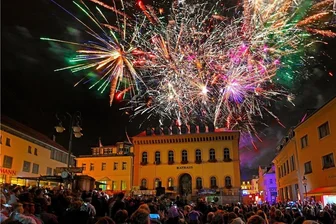 Reichenbach: Umfrage zum Bürgerfest 2024 ist online - Soll das Feuerwerk ein Programmpunkt des Bürgerfestes bleiben? Das ist ein Punkt in der jetzt gestarteten Online-Umfrage.