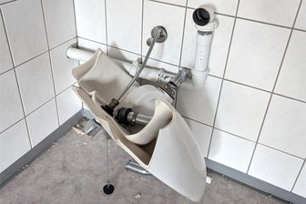 Reichenbach: Unbekannte verwüsten 15 Zimmer im Bahnhof - Brutal abgetreten und zerstört wurden so wie hier zahlreiche Waschbecken im Reichenbacher Bahnhof.