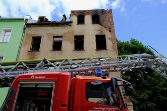 Reichenbach: Ursache für tödlichen Wohnhausbrand steht fest - Bei dem Brand in der Nacht zum 13. Juni waren rund 100 Einsatzkräfte im Einsatz gewesen. Das Ehepaar konnte jedoch nur noch tot geborgen werden.
