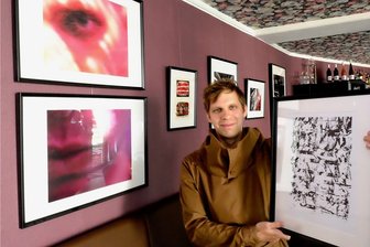 Reichenbach: Vereinschef der Kunsthalle Vogtland wird selbst aktiv - Severin Zähringer mit seinen ausgestellten Arbeiten.