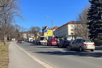 Reichenbach: Verkehr staut sich wegen Umleitung an der Zwickauer Straße - Auf der Zwickauer Straße stadtauswärts, wo der Verkehr an den Einmündungen Agnes-Löscher-Straße und Platanenstraße mit Baustellenampeln geregelt wird, staute sich Montagmittag der Verkehr teils bis zur Stockmannstraße.