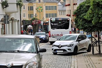 Reichenbach: Verkehrskonzept kommt nicht in die Gänge - Wenn sich die Linienbusse im 30-Minuten-Takt am Postplatz Reichenbach begegnen, herrscht Ausnahmezustand in der verkehrsberuhigten Zone. Pkw weichen auf die Fußwege aus. Fußgänger müssen höllisch aufpassen. Entspannt geht anders.