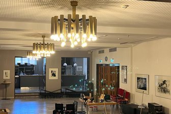 Reichenbach: Warum 25-strahlige Leuchter im Neuberinhaus eine Renaissance erleben - Im Foyer des Neuberinhauses haben diese alten Leuchter wieder Einzug gehalten.